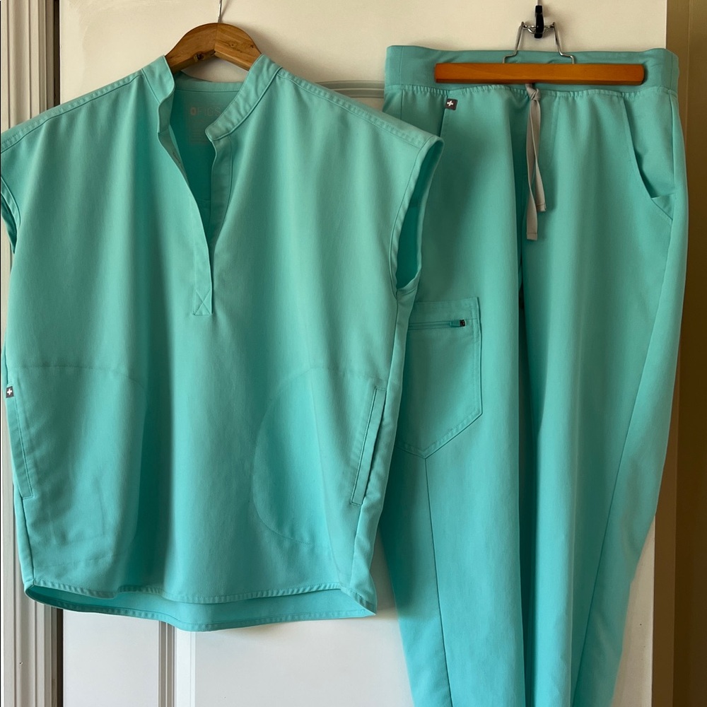 FIGS Women's Blue Scrub Top & Jogger Pants Set